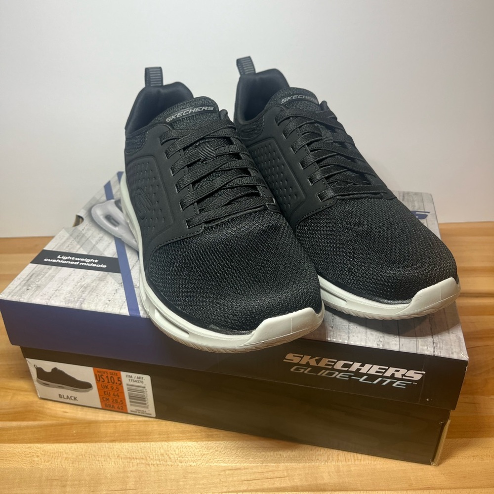 Brand New Men’s Size 10.5 Skechers Glide Slip On Tennis Shoes